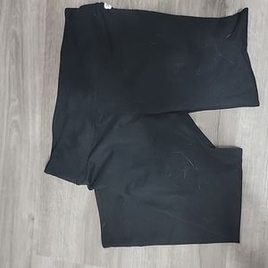 Fabletocs Black Capri leggings